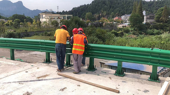 龙岩高速公路护栏板的维护确保道路安全的关键环节